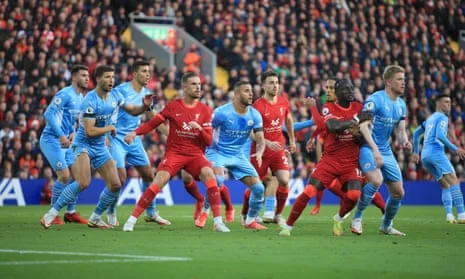 英超联赛球员激烈拼抢